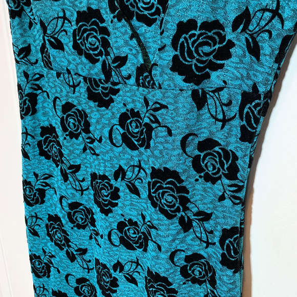 Retro Wiggle Dress - Picture 2 of 5